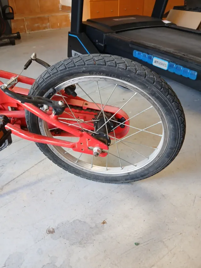 Bicicletas infantiles roja negra y negra azul 
