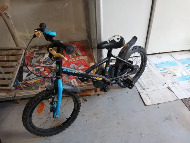 Bicicletas infantiles roja negra y negra azul 