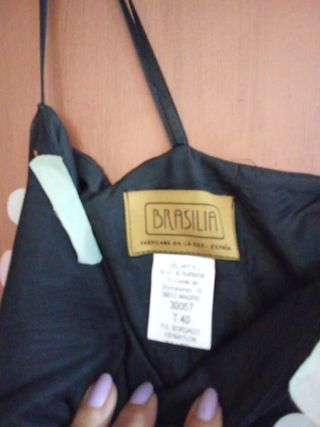 Vestido de fiesta negro con flores
Da menos talla 