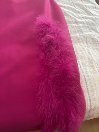 Vestido fiesta rosa con plumas y pedrería