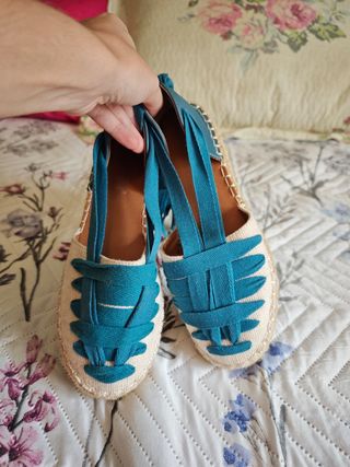 Alpargatas nuevas beige y azul