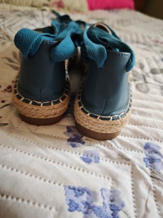 Alpargatas nuevas beige y azul