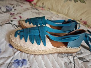 Alpargatas nuevas beige y azul
