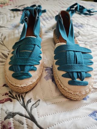 Alpargatas nuevas beige y azul