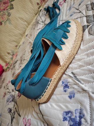 Alpargatas nuevas beige y azul
