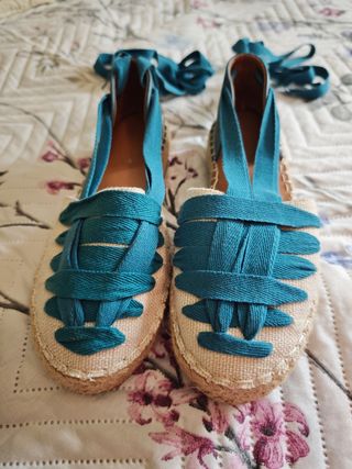 Alpargatas nuevas beige y azul