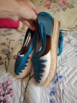 Alpargatas nuevas beige y azul
