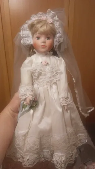 Muñeca de porcelana novia con velo