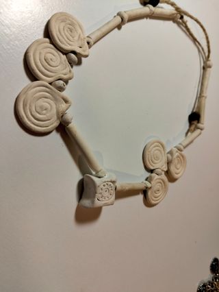 Collar tallado hueso espiral
