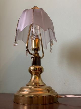 Lámpara de mesa dorada con detalles rosas
