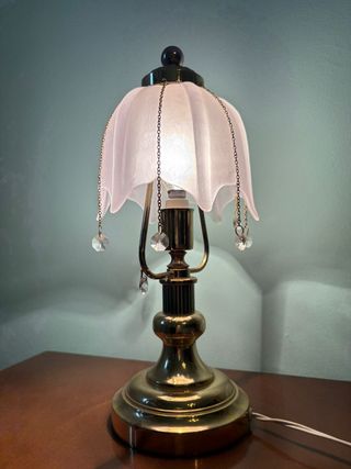 Lámpara de mesa dorada con detalles rosas