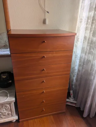 Armario de madera marrón