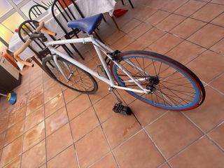 Bicicleta blanca con ruedas azules