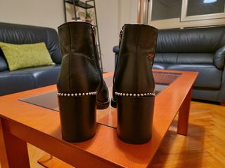 Botines de piel negros con tachuelas