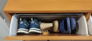 Zapatero 4 puertas madera y patas de metal.