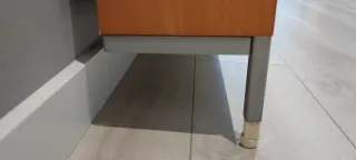 Zapatero 4 puertas madera y patas de metal.