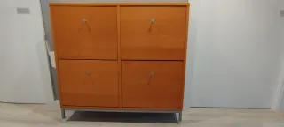 Zapatero 4 puertas madera y patas de metal.