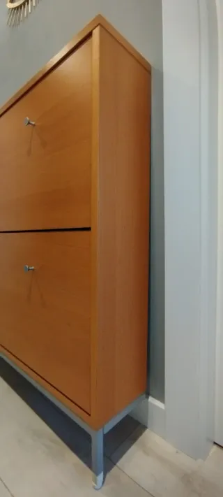 Zapatero 4 puertas madera y patas de metal.