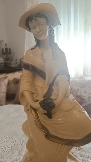 Escultura de porcelana mujer con sombrero