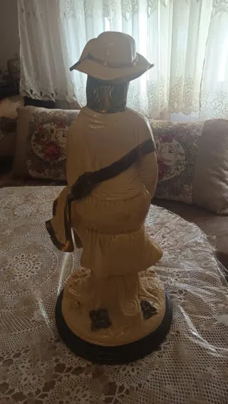 Escultura de porcelana mujer con sombrero