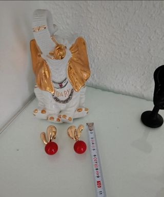Pendientes vintage dorados con bola roja