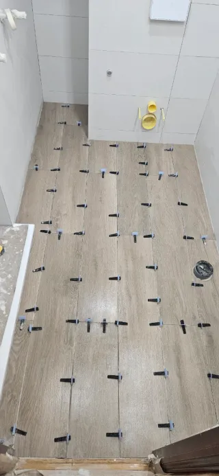 Azulejos imitación madera y azulejo paredes blanco