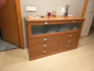 Cómoda de madera con cajones y cristal
