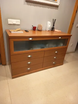 Cómoda de madera con cajones y cristal