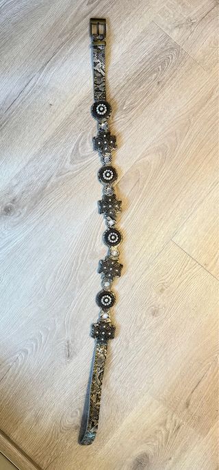 Cinturón con pedrería y diseño de serpiente