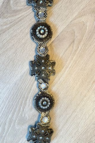 Cinturón con pedrería y diseño de serpiente