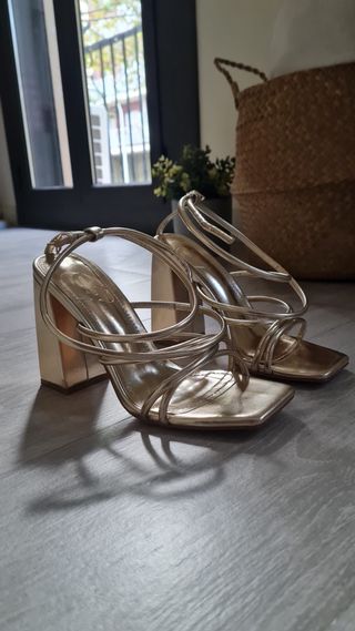Tacones dorados