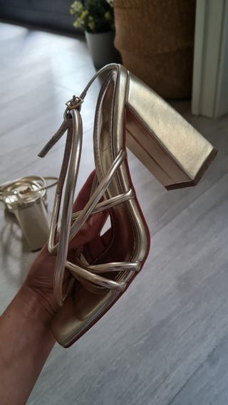 Tacones dorados