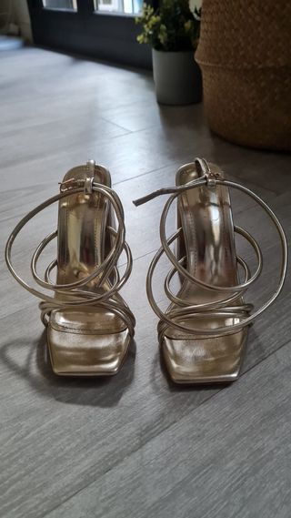 Tacones dorados
