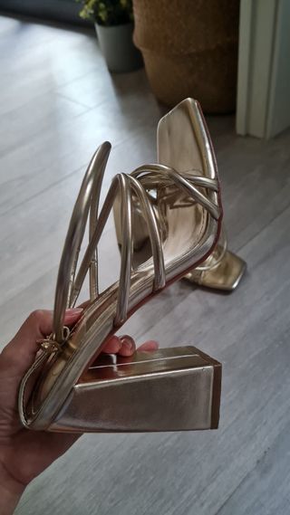 Tacones dorados