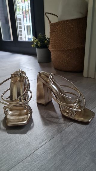 Tacones dorados