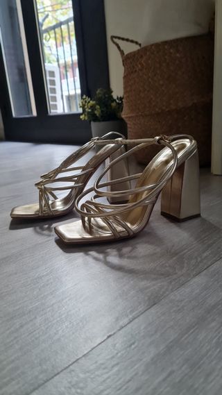 Tacones dorados