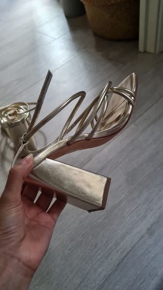 Tacones dorados