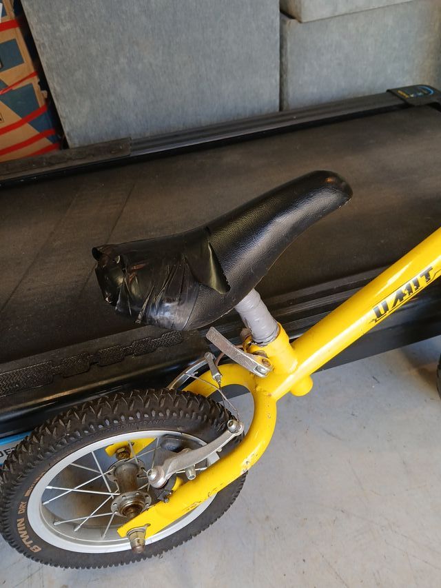 Bicicleta sin pedales amarilla