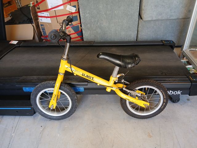 Bicicleta sin pedales amarilla