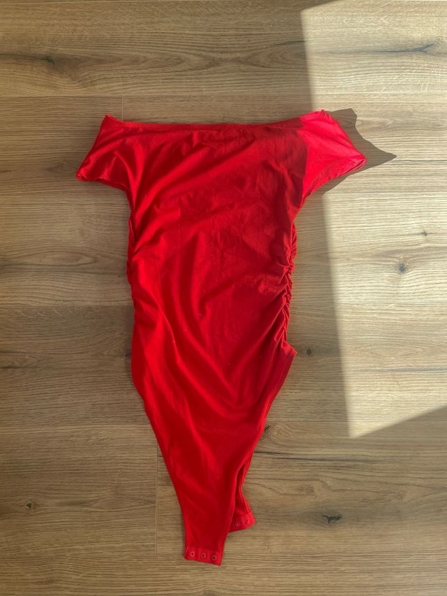 Body rojo escotado