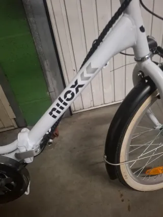 Bicicleta eléctrica plegable blanca
