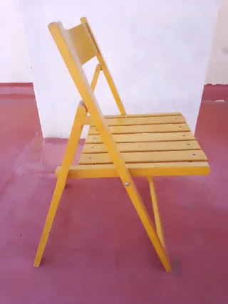 Silla plegable de madera amarilla
