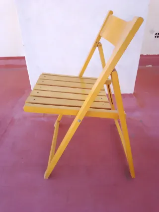 Silla plegable de madera amarilla