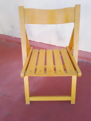 Silla plegable de madera amarilla
