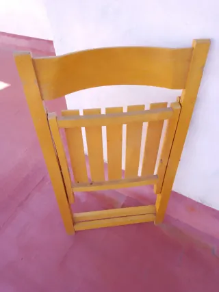 Silla plegable de madera amarilla