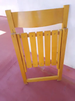 Silla plegable de madera amarilla