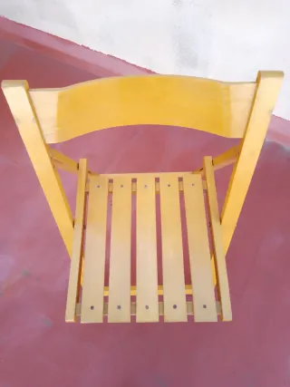 Silla plegable de madera amarilla