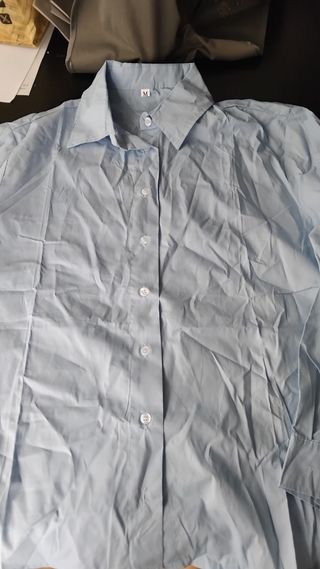 Camisa azul y otra negra