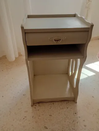 Mesita de noche vintage madera. URGE VENDER HOY 