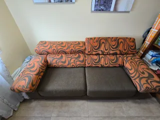 Sofá 3 plazas extensible gris y naranja casi nuevo
